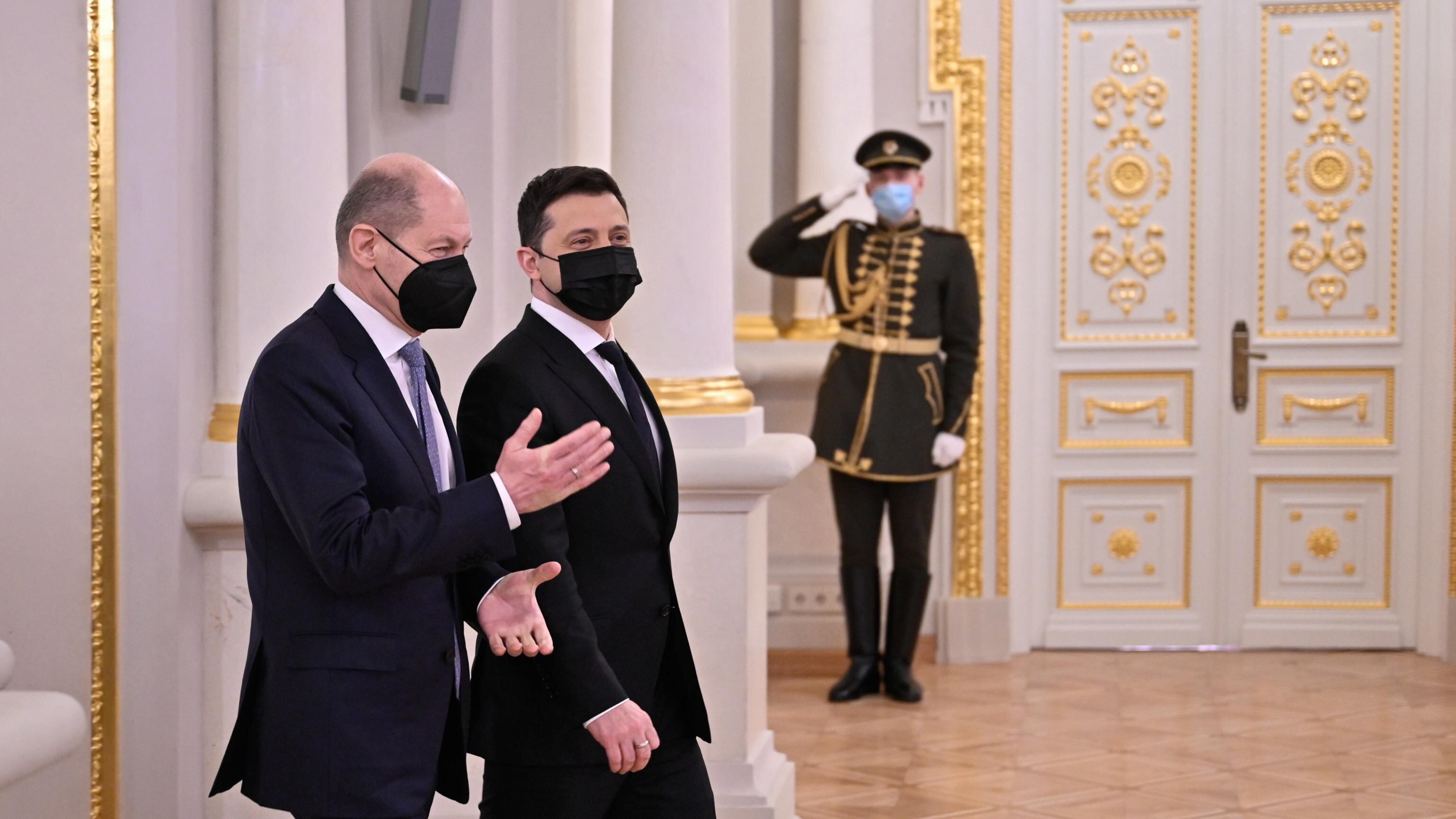 Tra tregua e minacce. Scholz: "Non in agenda l'Ucraina nella Nato". Mosca apre all'accordo. Ma gli Usa: "Si armano"