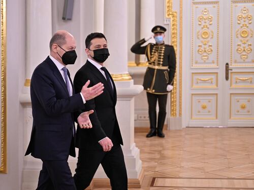 Tra tregua e minacce. Scholz: "Non in agenda l'Ucraina nella Nato". Mosca apre all'accordo. Ma gli Usa: "Si armano"