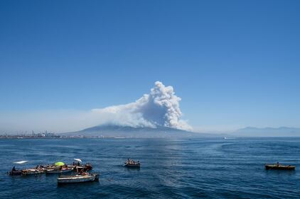 Le fiamme divampano sul Vesuvio 5