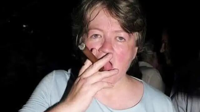 Al ministro della Salute piace fumare il sigaro, bufera su Thérèse Coffey