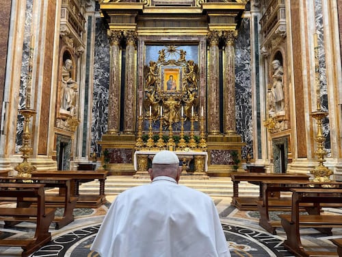 Papa Francesco si mostra di nuovo: la visita a sorpresa a Santa Maria Maggiore