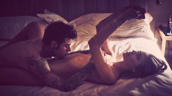Fedez e Chiara Ferragni nudi a letto. Ma lei si distrae con lo smartphone