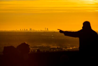 Il vento spazza via nubi e smog: da Bergamo si vede lo skyline di Milano 9