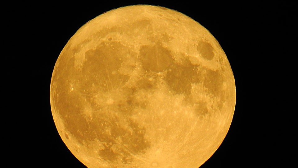 Superluna di Neve: tutti con il naso all'insù per ammirarla