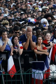 Francia campione del Mondo: tifosi in delirio sotto la Tour Eiffel 4