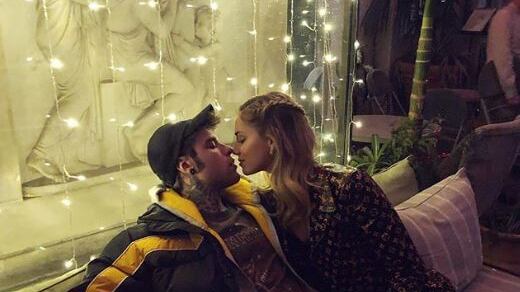 "La Ferragni tocca il p... di Fedez". E il web rovina la foto romantica