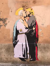Nel murales romano Papa Francesco si bacia con Trump 2