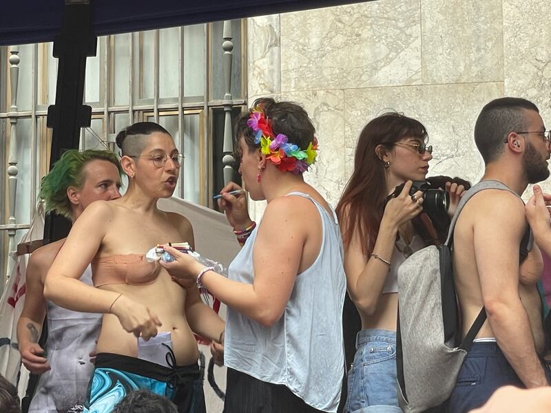 Uomini vestiti da cani, utero in affitto e maternità surrogata. Ecco il Gay Pride di Palermo 22