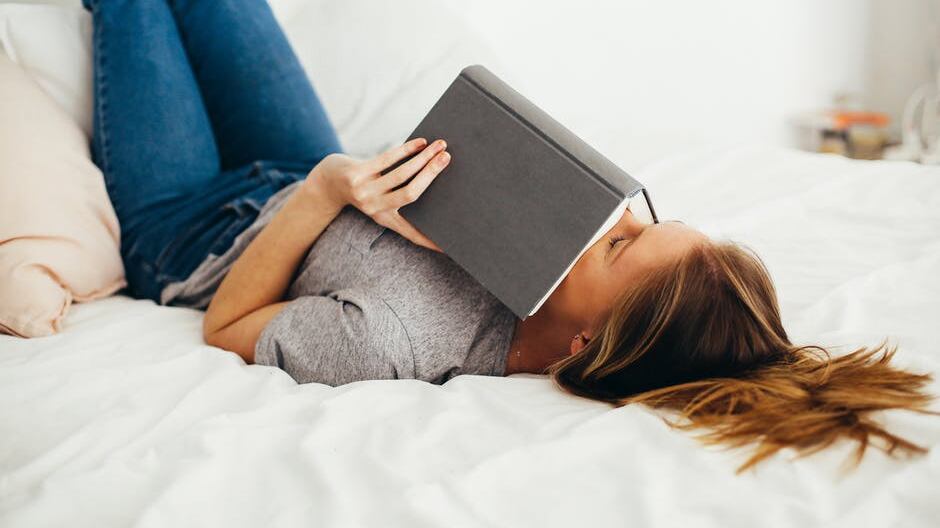 Leggere prima di andare a letto: tutti i benefici