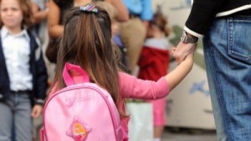 Maltrattamenti su alunni di terza, allontanate due maestre. Tra le vittime una disabile