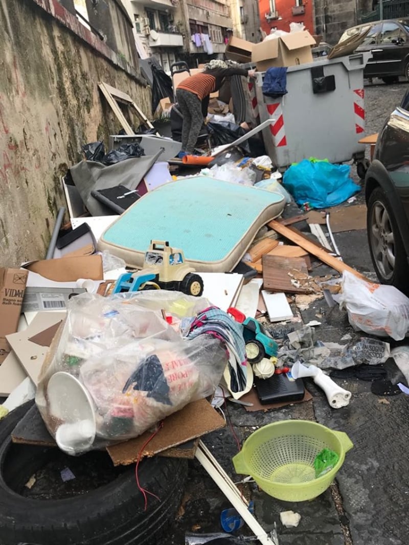 Bambina scava nell'immondizia a Napoli 1