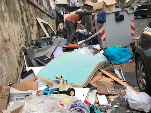 Bambina scava nell'immondizia a Napoli