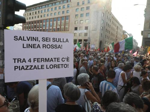 Cartelli choc contro Salvini. La sinistra condanna (a metà)