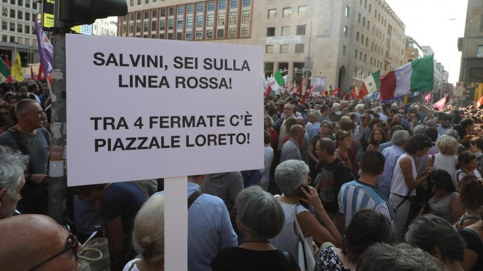 Cartelli choc contro Salvini. La sinistra condanna (a metà)