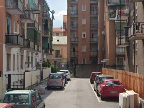 Tragedia nel Milanese, morta bimba di 3 anni: sfugge alla madre e viene investita