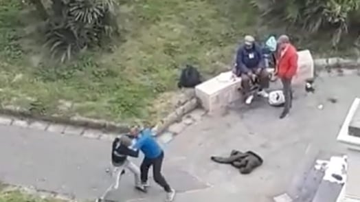 Zuffa tra senzatetto in pieno centro: il video diventa virale sui social