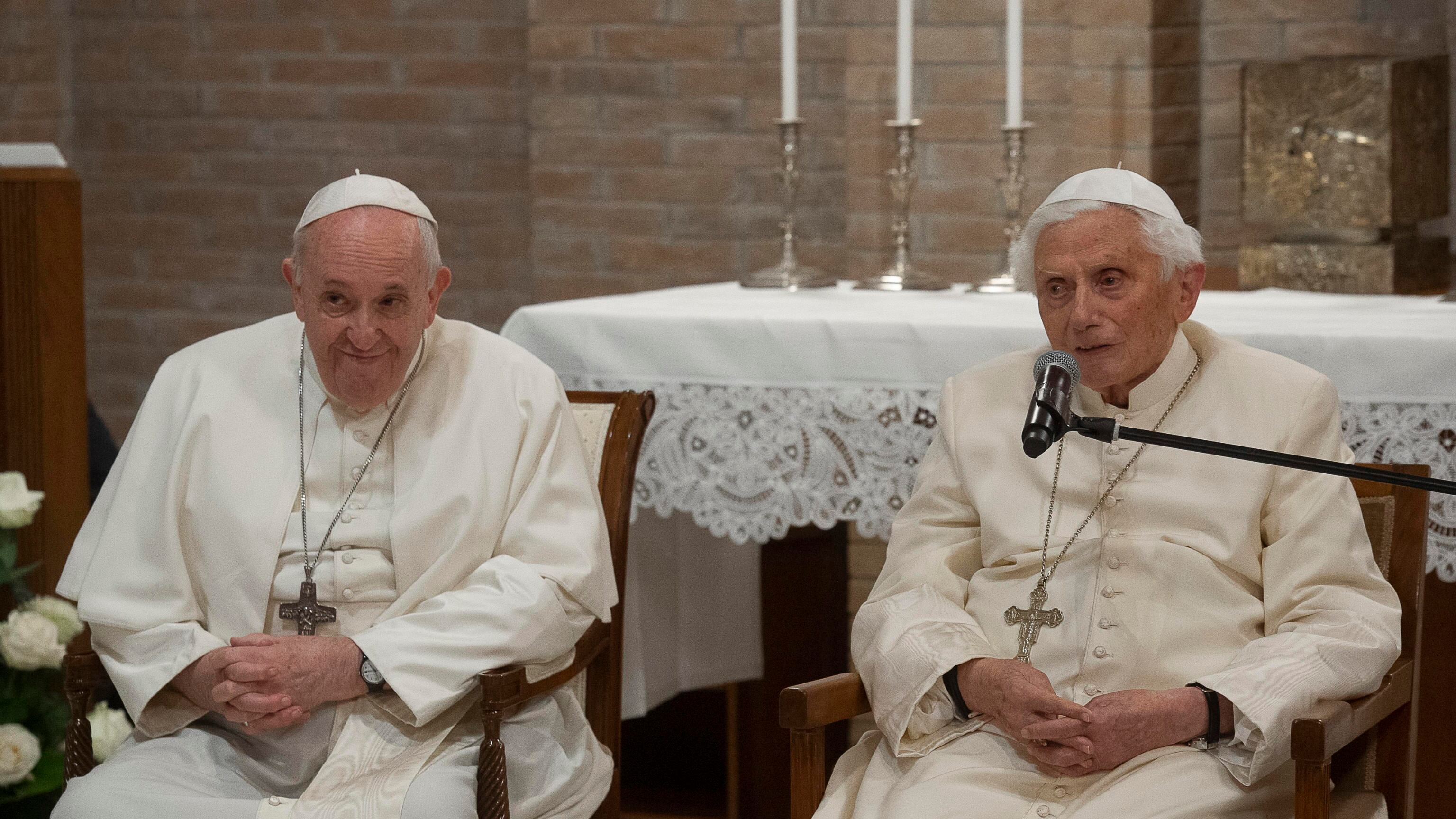 "È molto malato". Papa Francesco chiede di pregare per Benedetto XVI