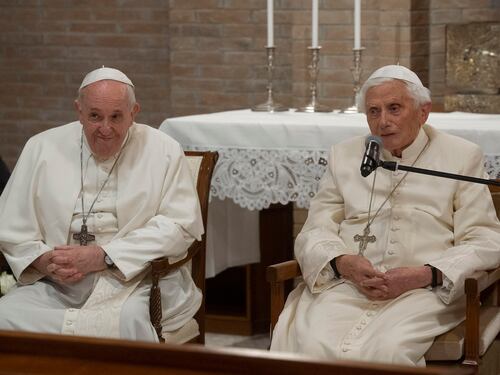 "È molto malato". Papa Francesco chiede di pregare per Benedetto XVI