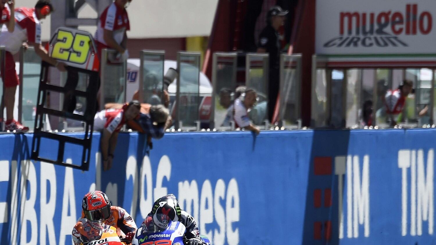 Lorenzo conquista il Gp d'Italia. Vale rompe il motore: è ritiro