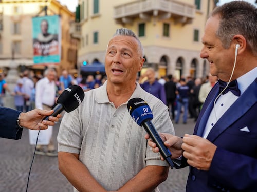 Paolo Belli travolge con la bici un pedone. Il 41enne è morto, cantante sotto choc