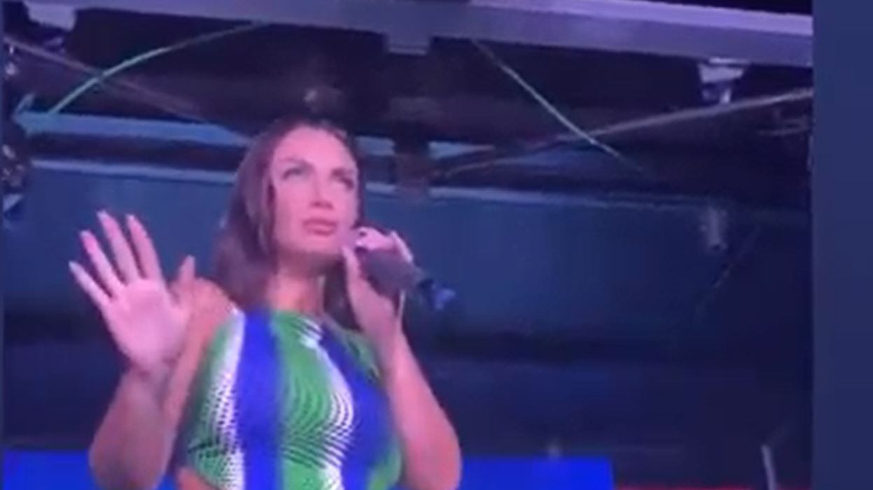 "Sei una tr...". Elettra Lamborghini ferma lo show e zittisce così l'hater