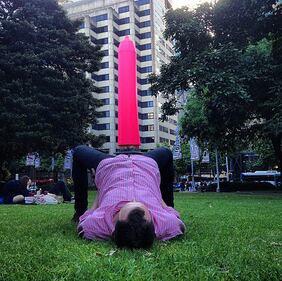 Sydney, spunta un preservativo gigante 5