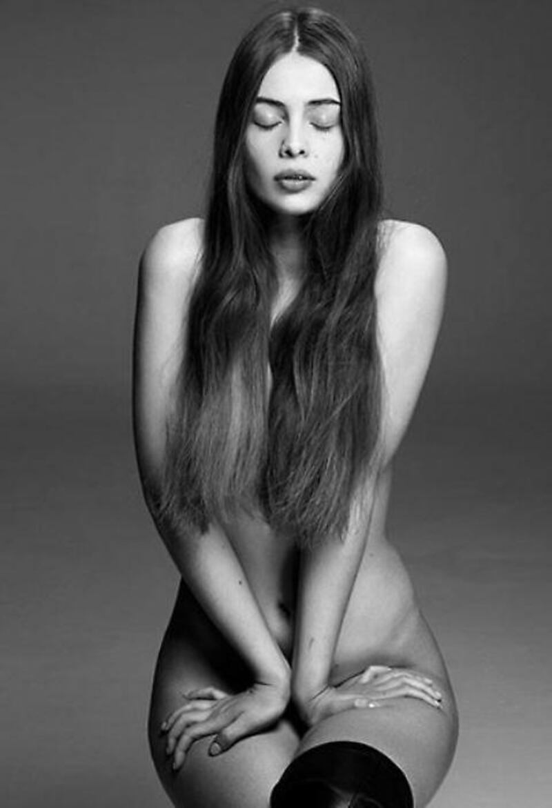 Marie Ange nuda in doccia. Ecco la sorella di Leatitia Casta 1