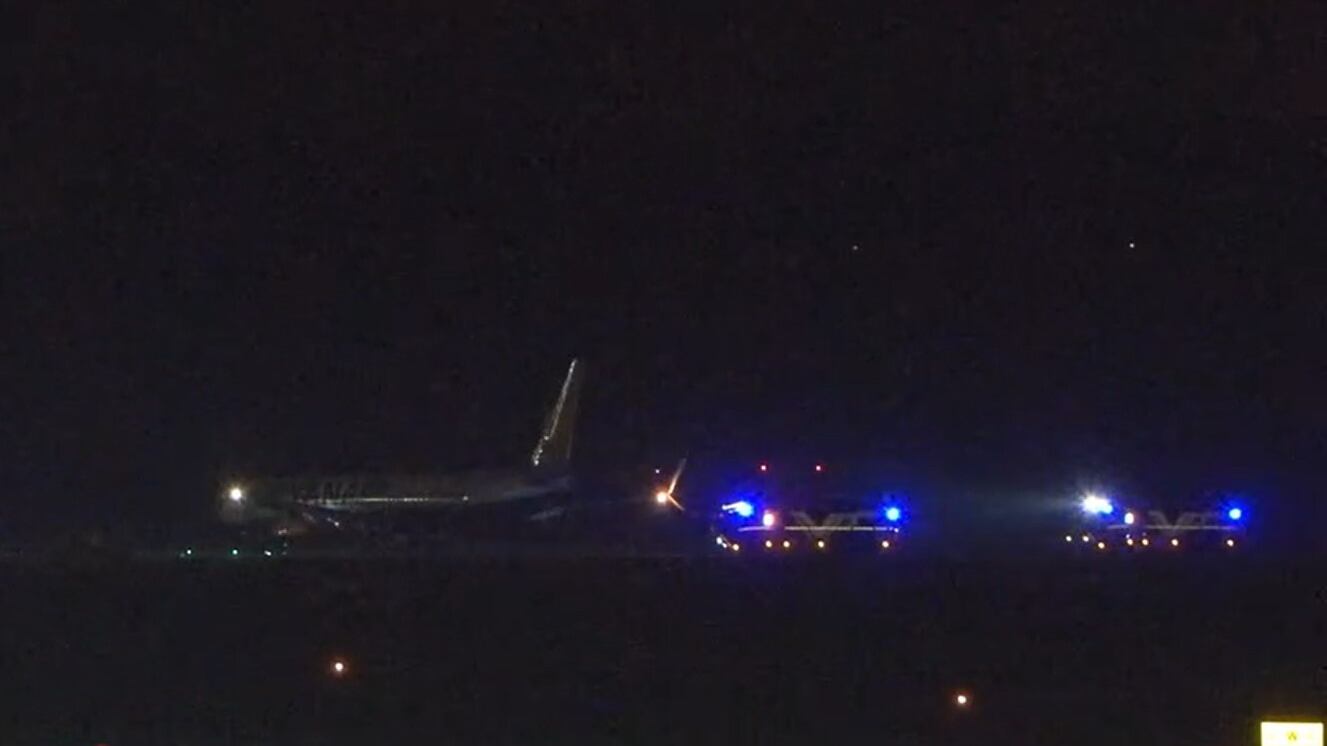 Paura a Malpensa, l'aereo Ryanair atterra in emergenza: ambulanze in pista e panico a bordo