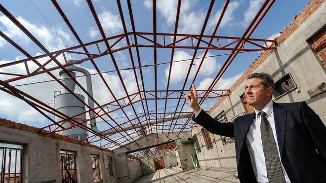 L'ultimo atto della crisi: capannoni scoperchiati per pagare meno tasse
