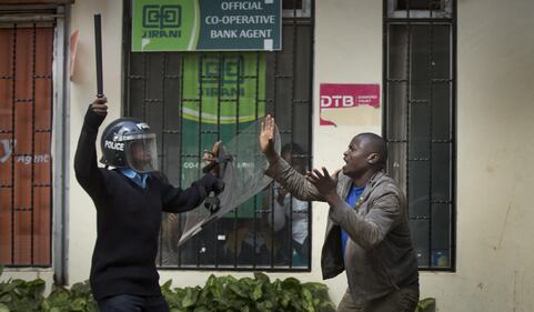 Kenya: polizia usa gas lacrimogeni contro i manifestanti 4