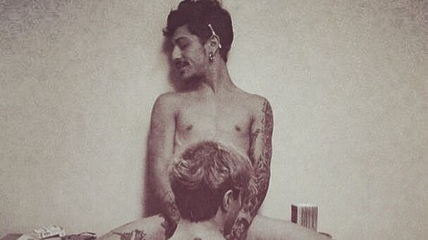 Nudo a gambe aperte davanti a un amico: la foto del ballerino di Amici