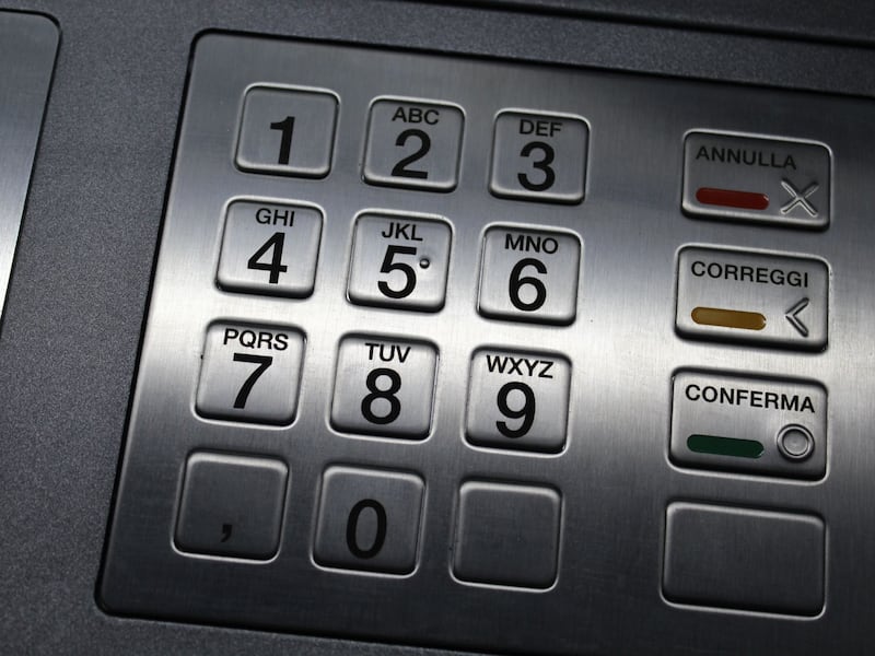 Bancomat, cos’è la truffa del “cash trapping” che blocca le banconote