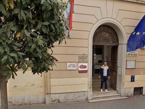 Tavoli da bar e sedie mignon: la preside del figlio di Conte non ci sta