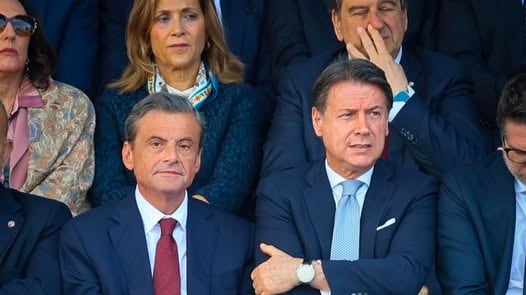 Il Calenda social dai calzoni rossi e la frecciata a Conte