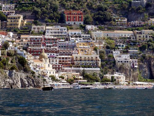 Costiera Amalfitana, scontro fra veliero e motoscafo: muore turista