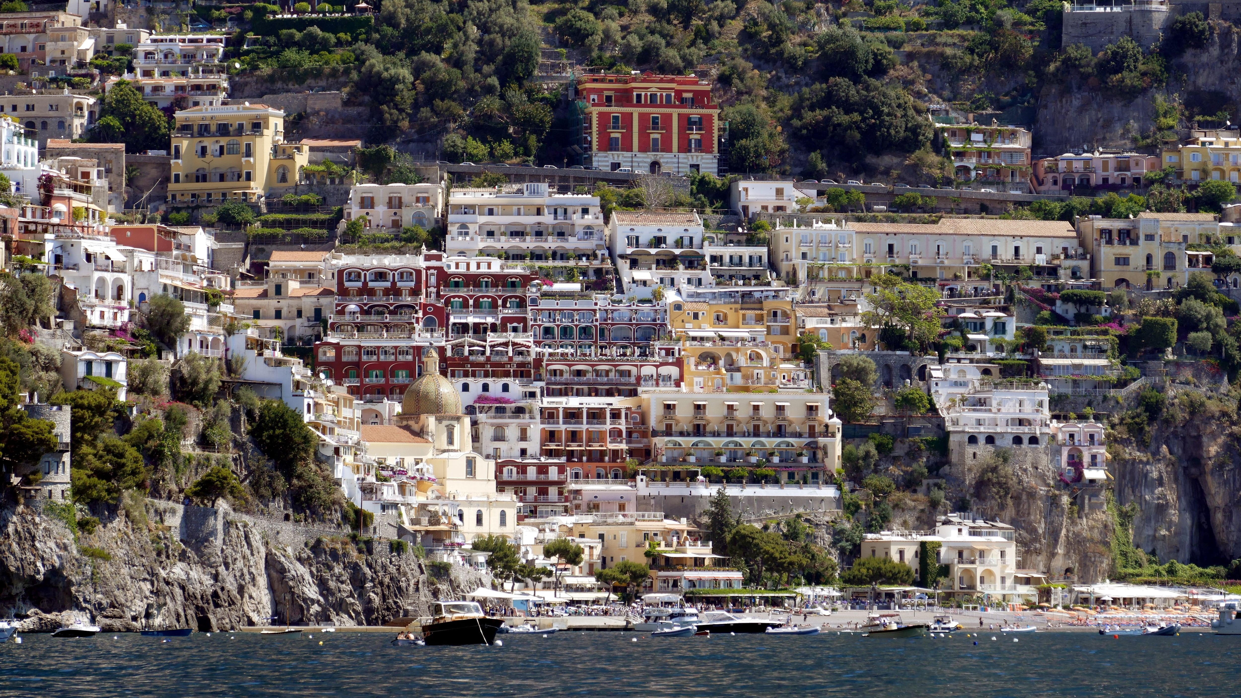 Costiera Amalfitana, scontro fra veliero e motoscafo: muore turista