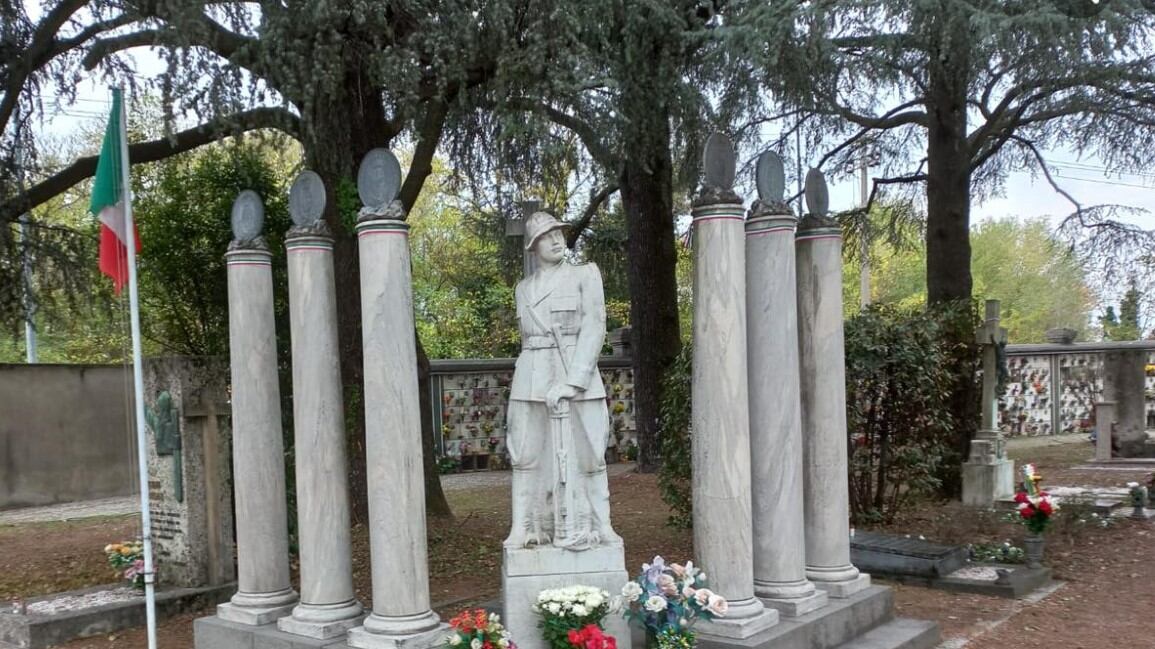 Altro che pacificazione: i compagni sfregiano il monumento dei caduti della Rsi