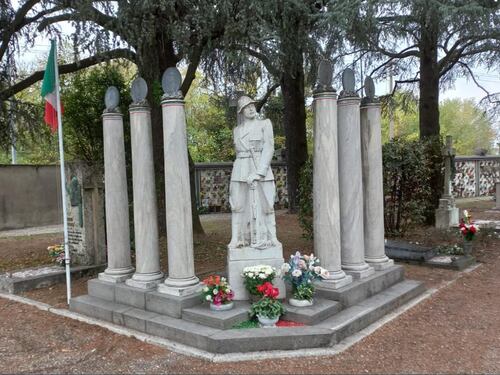 Altro che pacificazione: i compagni sfregiano il monumento dei caduti della Rsi