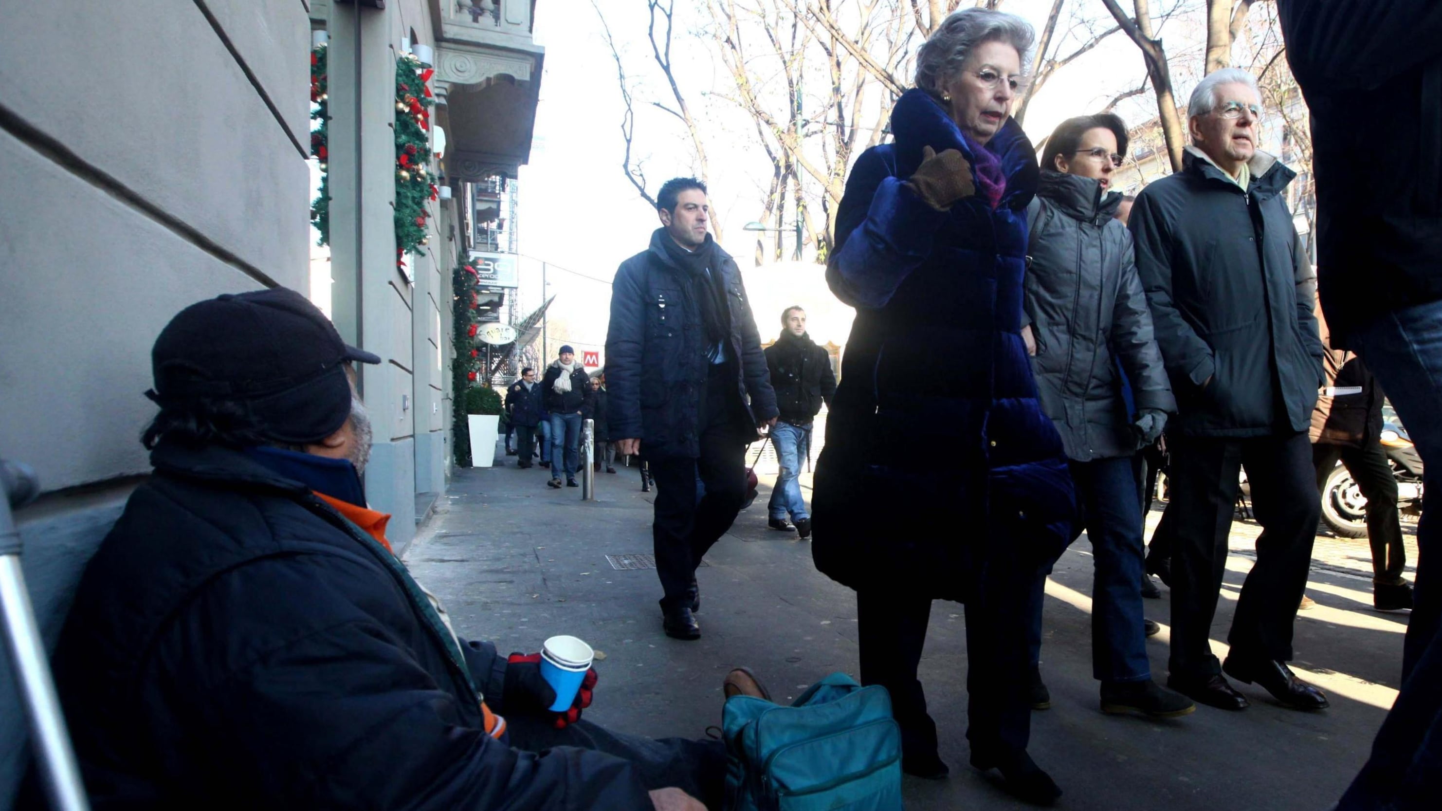 La passeggiata in centro di Monti fra foto, contestazioni e applausi