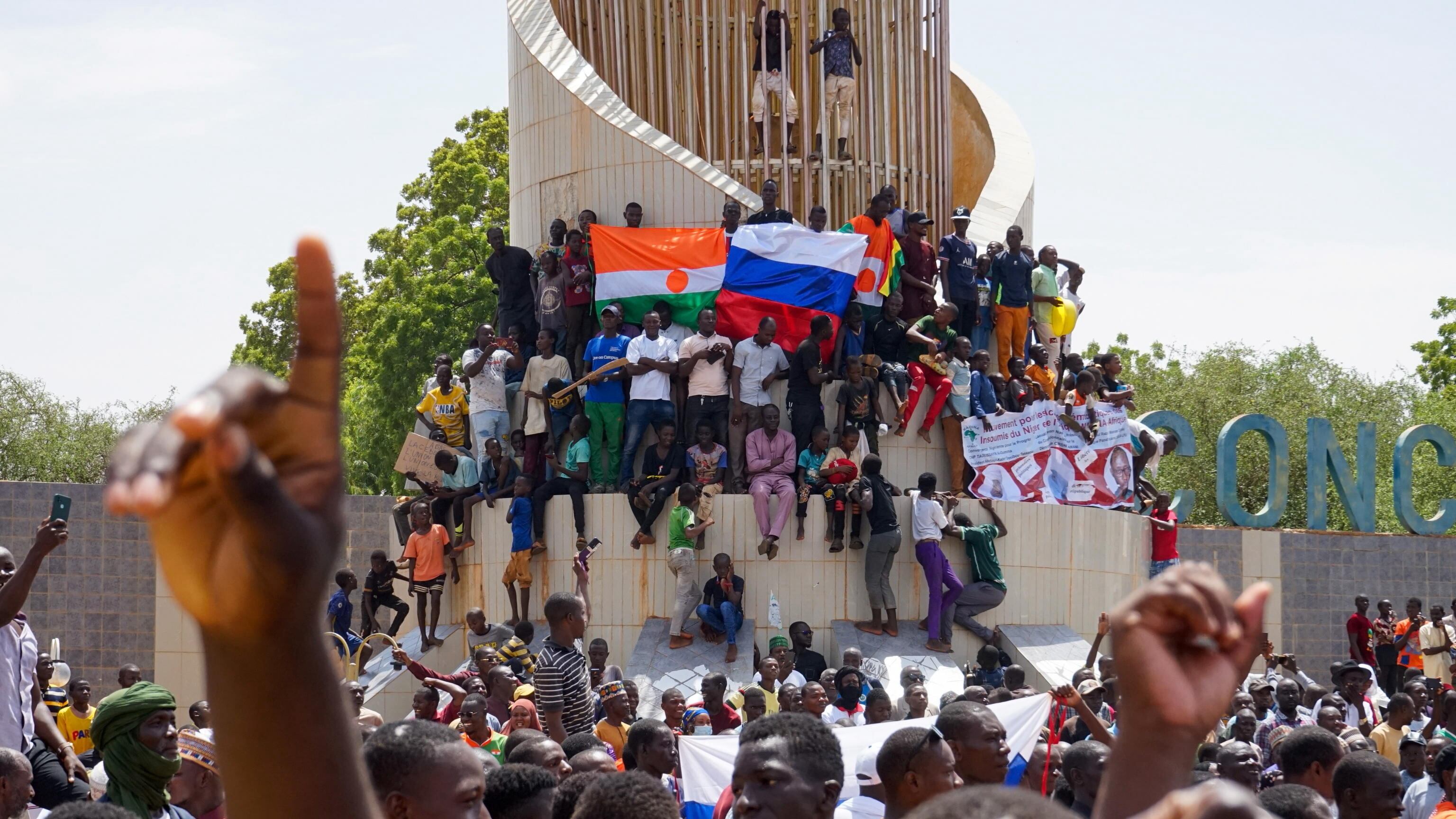 Niger, assalto anti-francese. Golpisti gridano: "Viva Putin"
