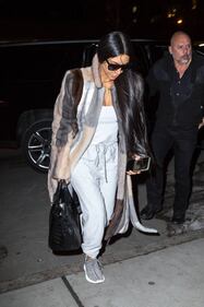 Kim Kardashian hot: bionda e scollata su Twitter 60