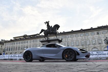 Sfilata di automobili a Torino per il Motor show 2