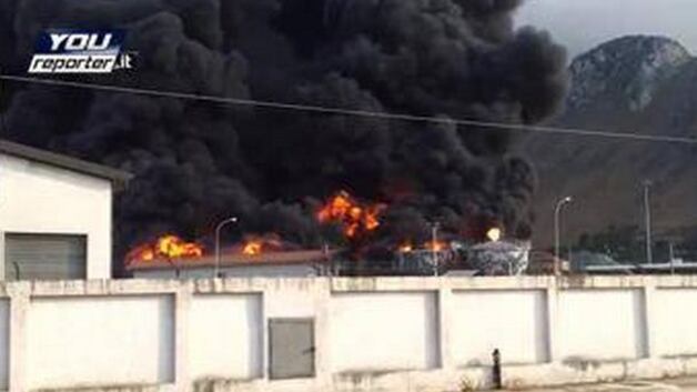 Palermo, brucia deposito di benzina: fiamme alte