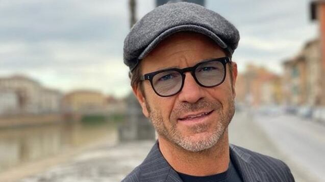 Paolo Conticini: "Dai social mi arrivano proposte (e video) indecenti dai fan uomini"