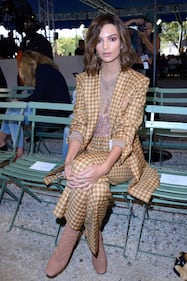 Emily Ratajkowski senza reggiseno a Parigi 22