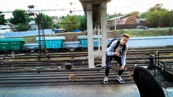 Train-surfing, la sfida mortale tra i giovani sui tetti del treno