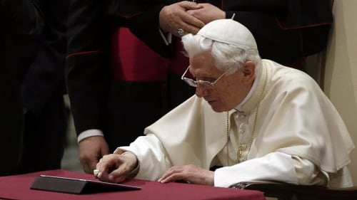 Il Papa benedice i social network: "Non sono mondo parallelo"