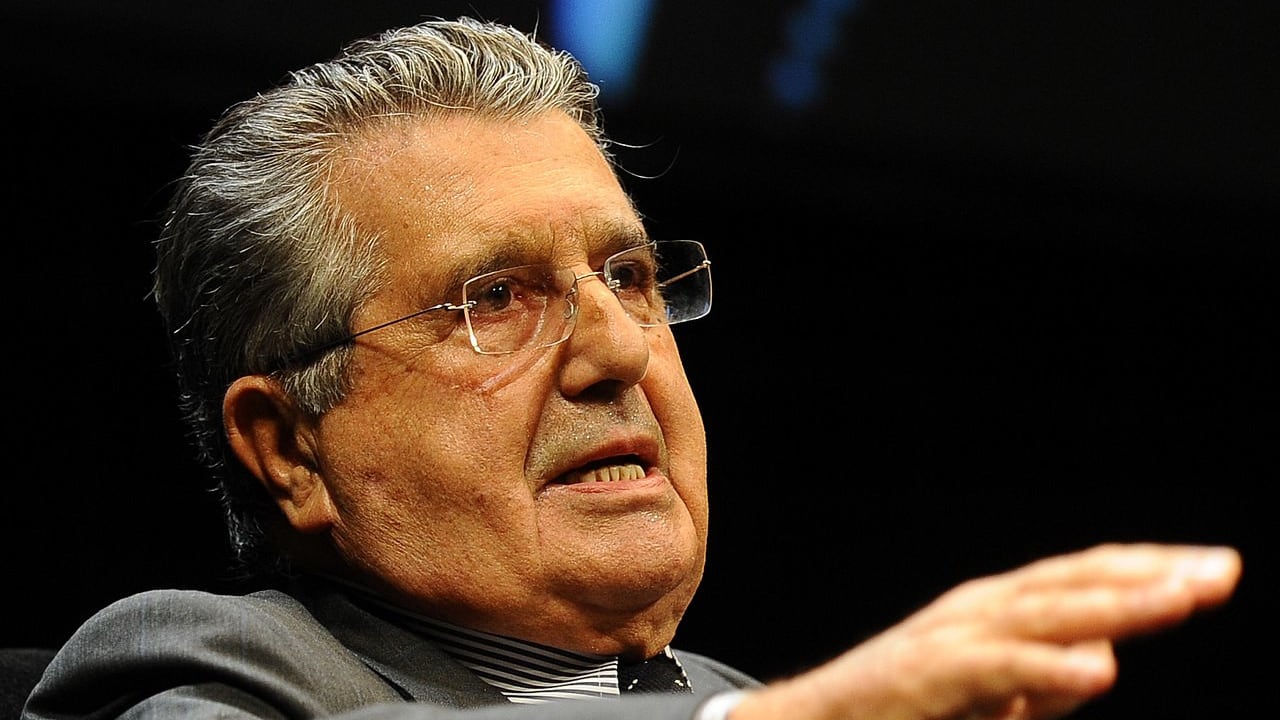 Quel vizietto di De Benedetti: così vuol far tassare gli italiani