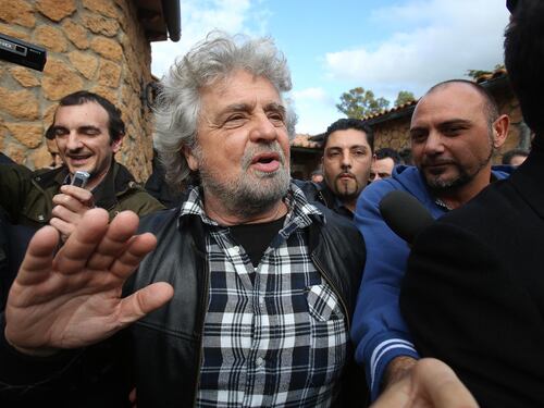 Mps, Grillo sfida il Pd: "Rossi l'hanno buttato giù dalla finestra? Non sarà l'ultimo"