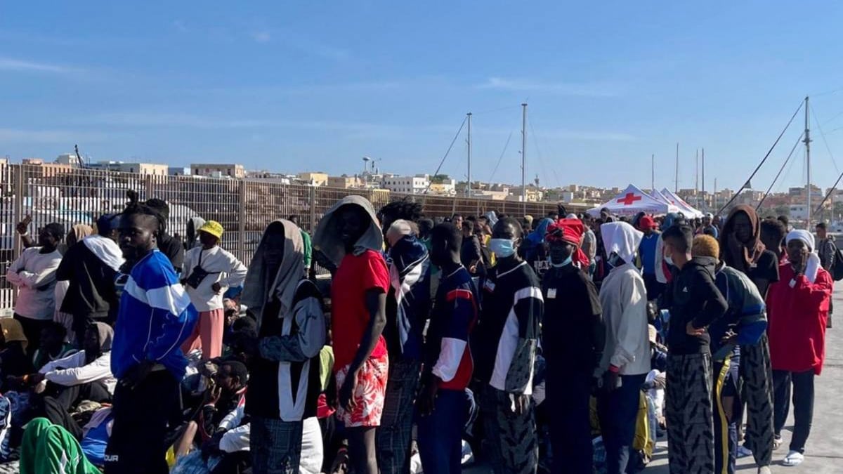Londra tira dritto sui migranti in Ruanda: ecco quando può partire il primo volo